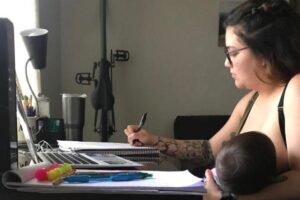 Mãe diz que professor a proibiu de amamentar filha durante aula online – Foto ilustrativa