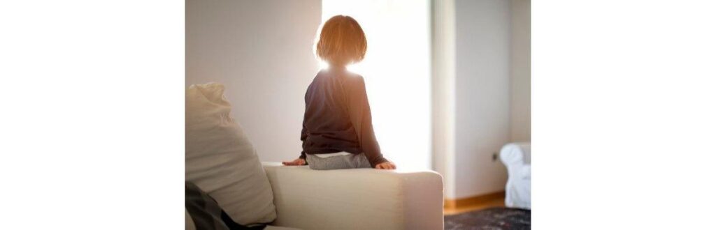 Menino vive em isolamento