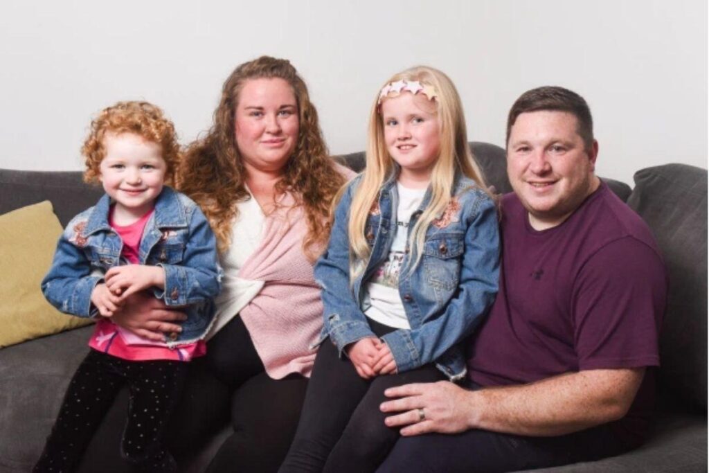 Crystal, de oito anos, e Hallie, de três durante aula de natação