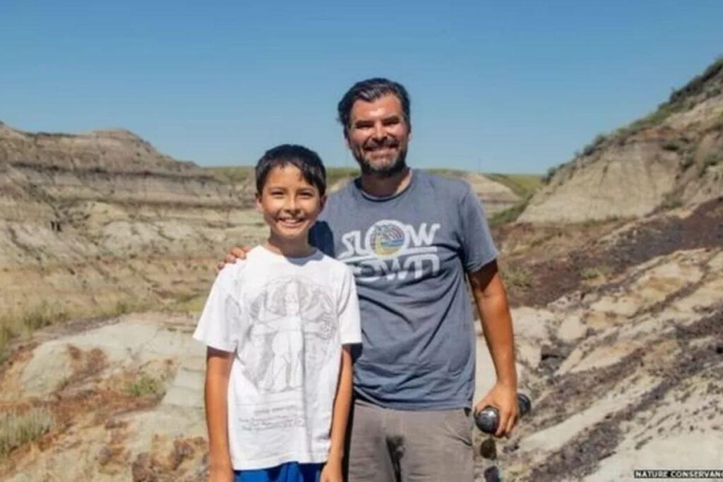 Ele encontrou o fêmur do animal