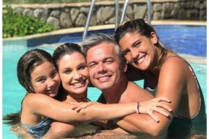 Oli é a caçula da família. Giulia é filha de Flávia com o diretor Marcos Paulo