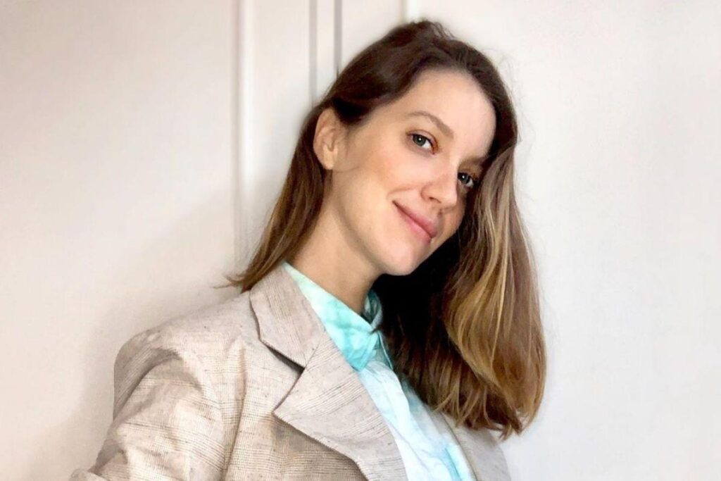 Atriz mostrou o tamanho da barriga de grávida