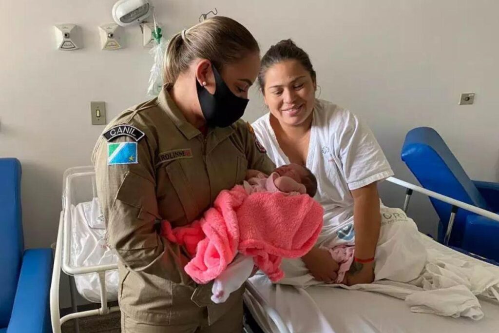 Lidiane nasceu no carro