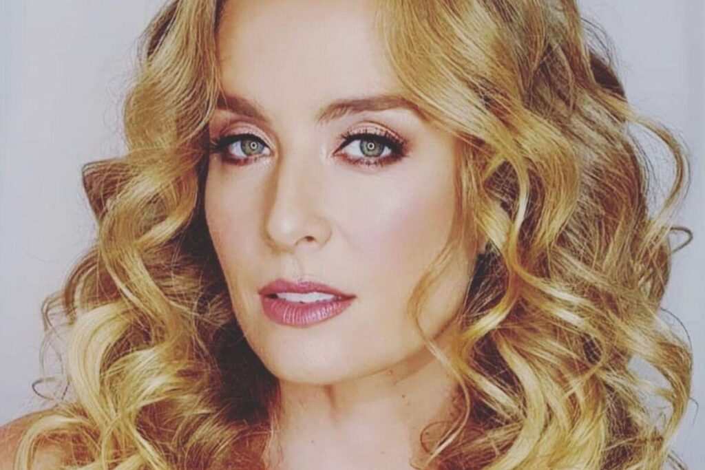 Angélica volta ao ar com o programa Simples Assim