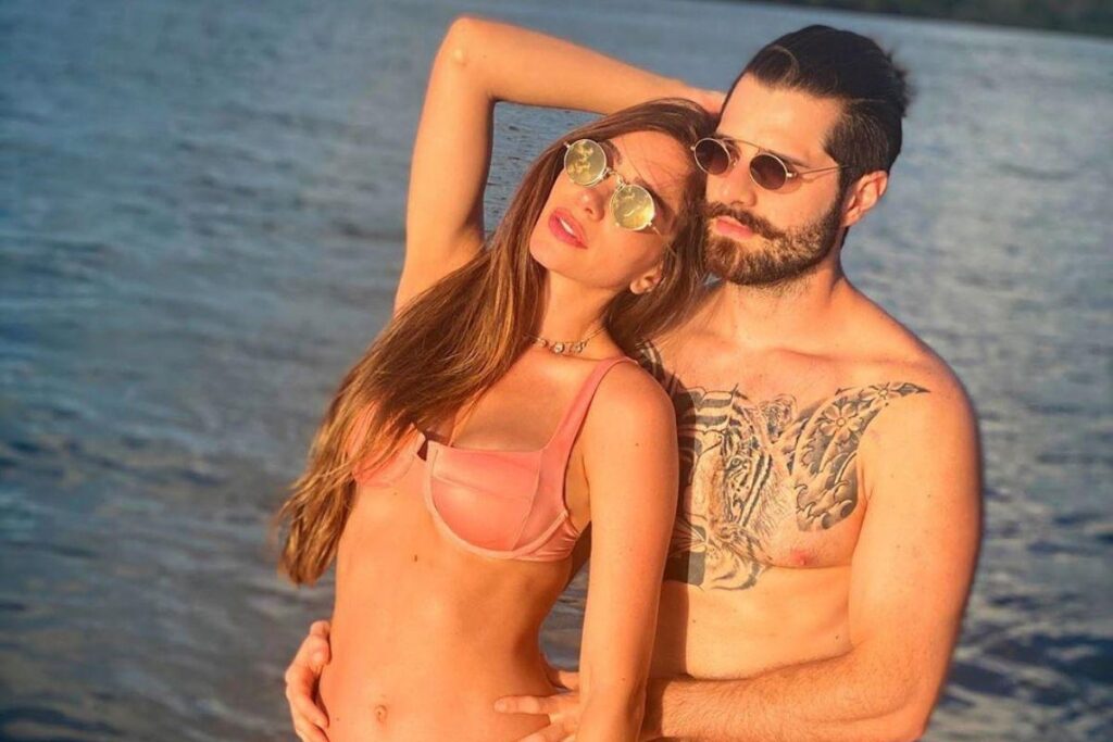 A médica mostrou o crescimento da barriga