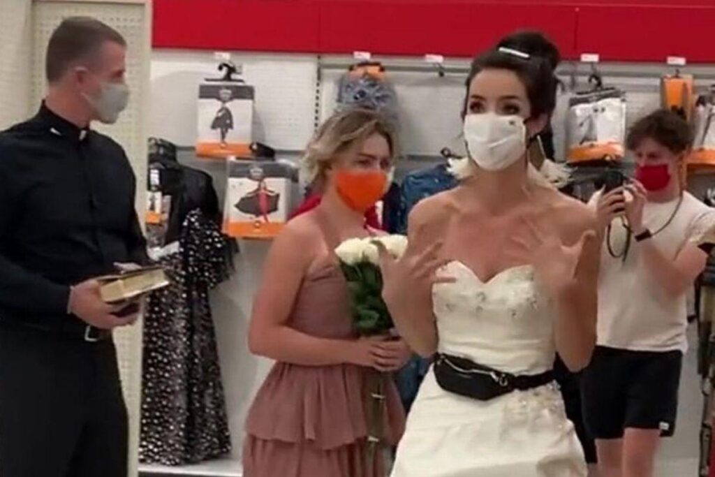 Mulher aparece vestida de noiva em loja obrigando o noivo a casar-se com ela naquele momento