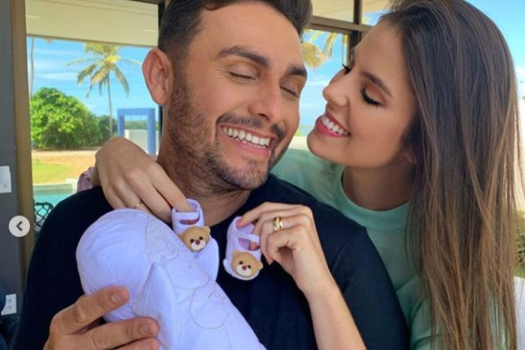 A família comemora a chegada do primeiro filho