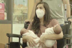 O casal tem dois pares de gêmeos