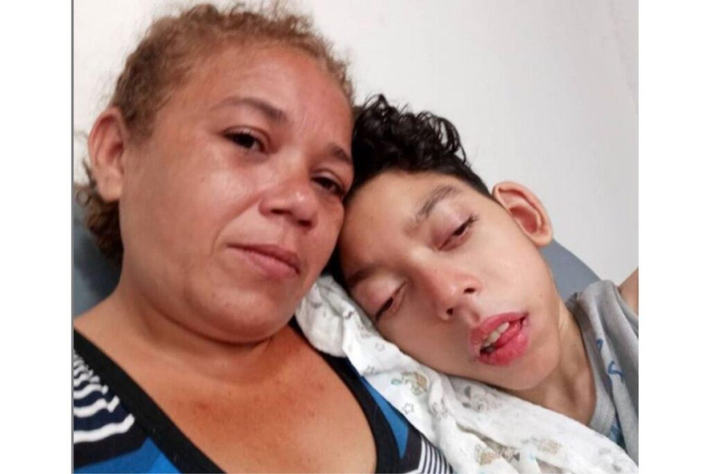 Mãe conta que marido a deixou após descobrir que filho tinha paralisia: “Virei uma Supermãe”