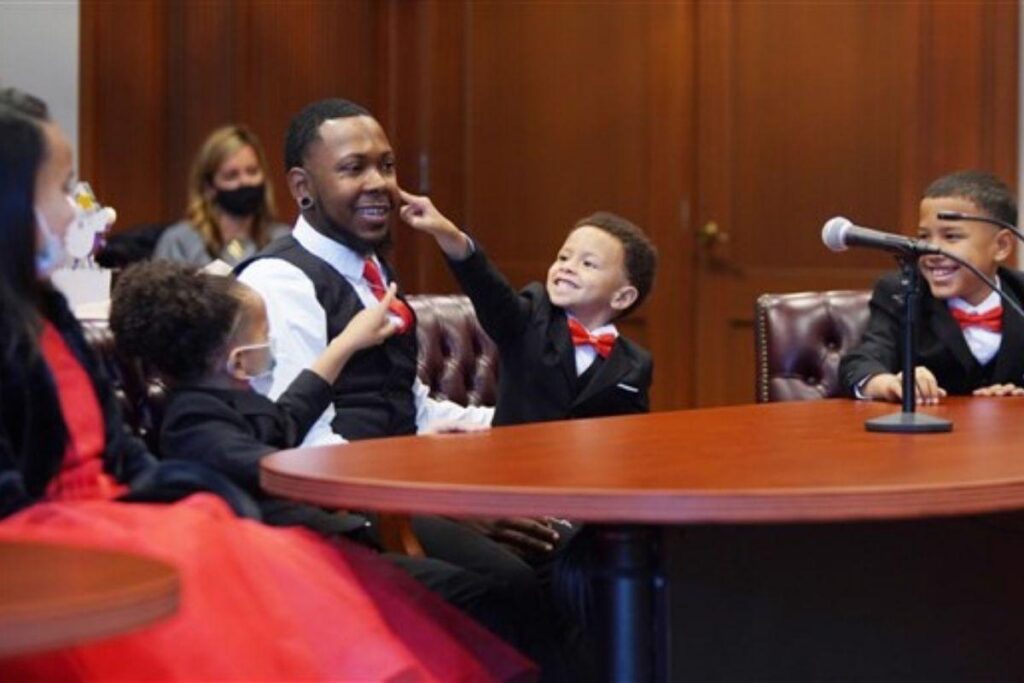 Ele adotou 5 irmãos