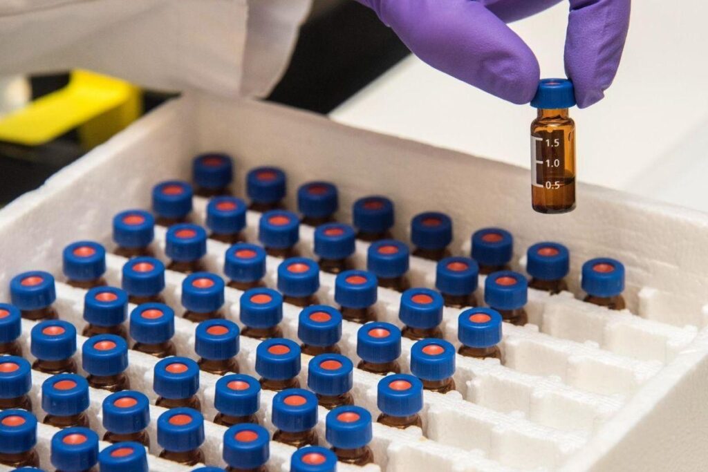 A CoronaVac aguarda a liberação da Anvisa para ser fabricada