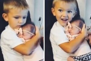 O irmão adora cuidar da pequena!