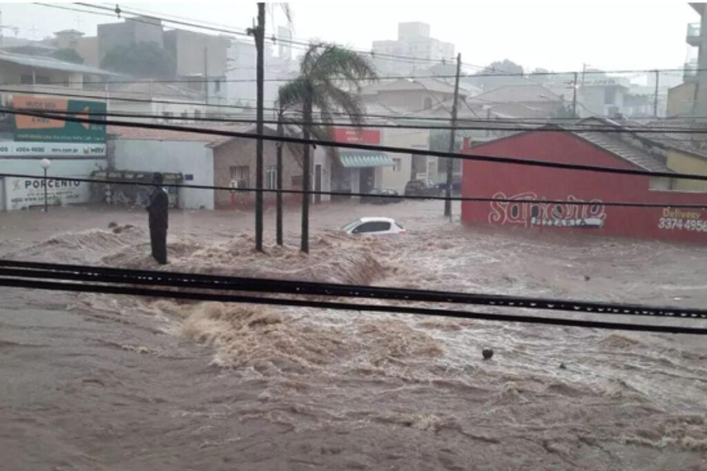 O pai e filho foram arrastados pela correnteza
