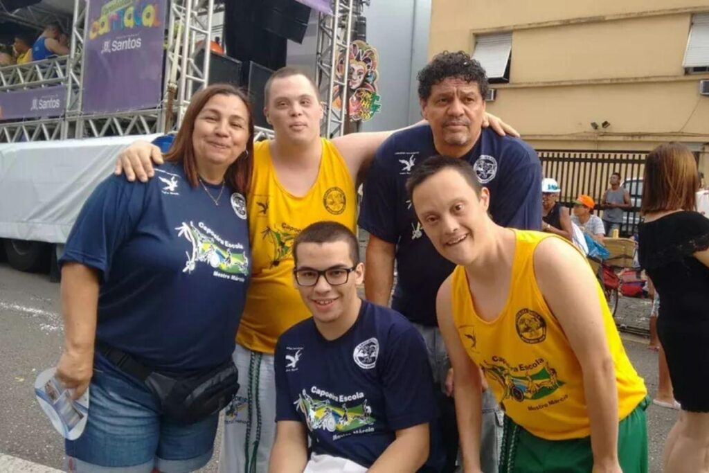 Rosana junto com o marido e os três filhos com deficiência