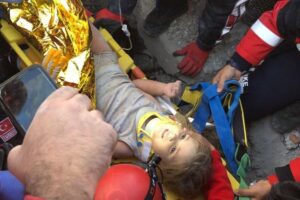 O tremor matou 100 pessoas, de acordo com as informações oficiais do local