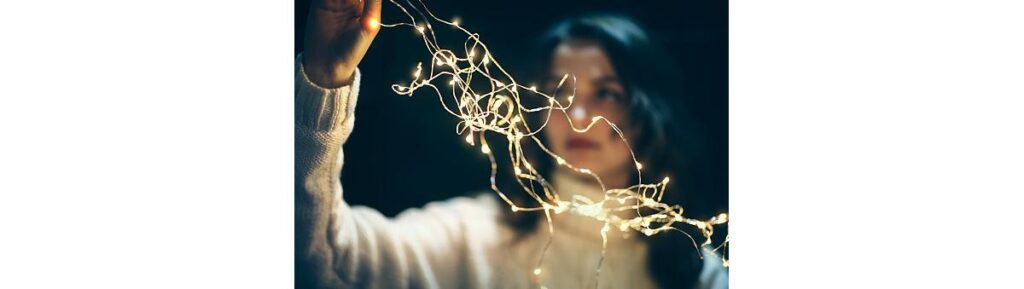 Ela levou descarga elétrica de enfeite natalino