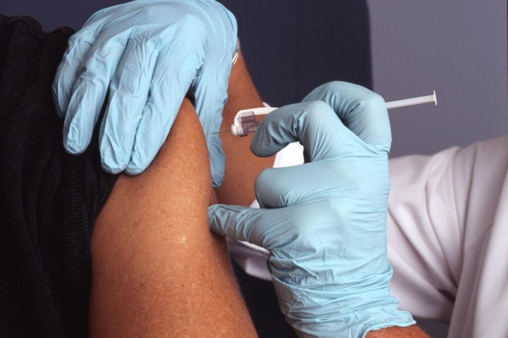 Vacina da gripe pode potencializar imunidade contra covid-19, aponta estudo