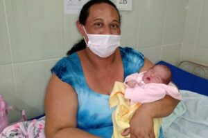 Mãe dá à luz sem saber que estava grávida