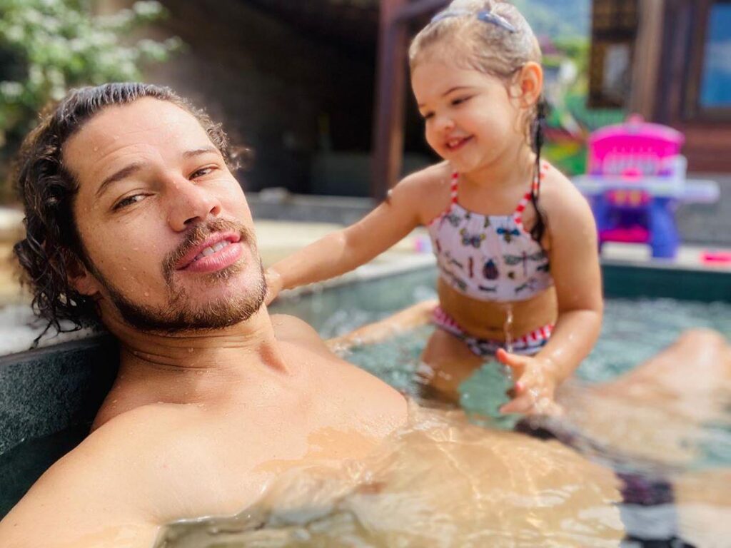 Ele comentou sobre a criação da filha após separação com Débora