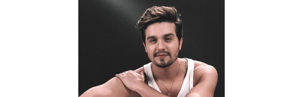 Luan Santana com os pais e a irmã