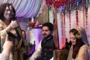 A noiva não aparentou estar contente com o presente