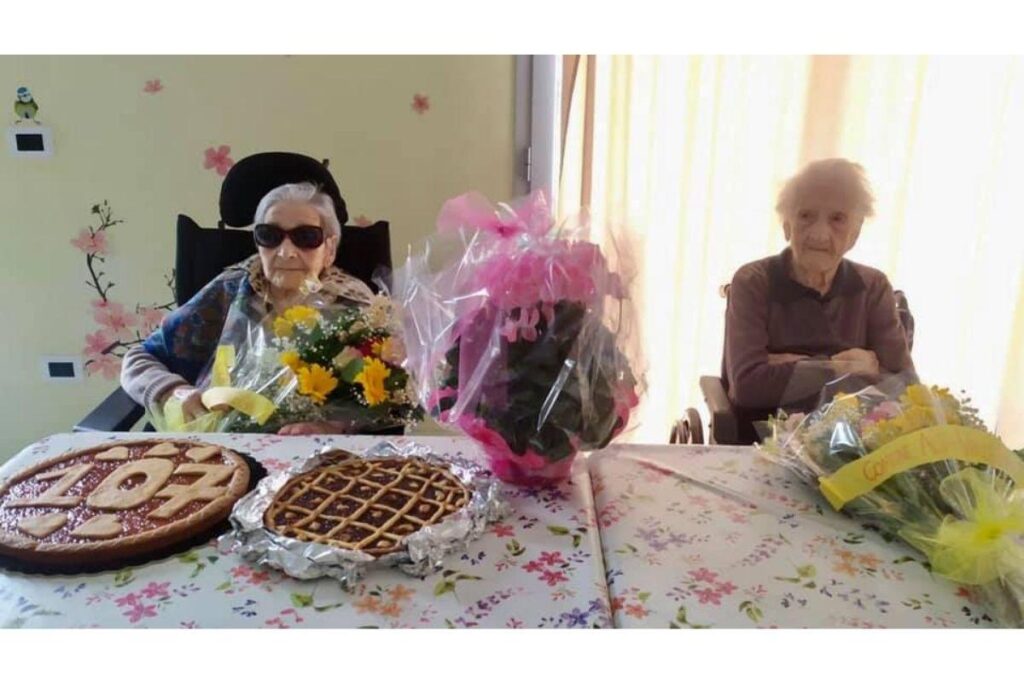 Amigas comemoram o aniversário de 107 anos de Pierina