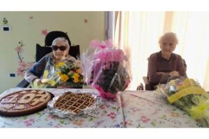 Amigas comemoram o aniversário de 107 anos de Pierina