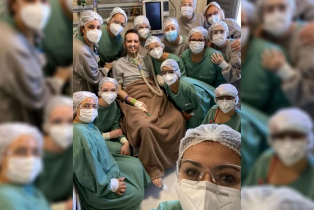Ele recebeu uma homenagem dos familiares na porta do hospital