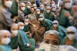 Ele recebeu uma homenagem dos familiares na porta do hospital