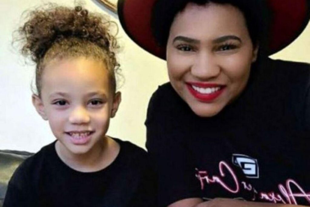 A menina se lembrou do que a mãe a havia ensinado