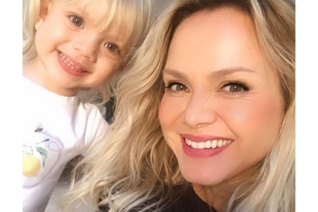 Eliana é flagrada cantando para filha caçula