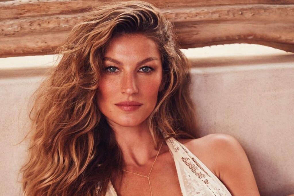 Gisele apareceu curtindo o dia na praia com os filhos