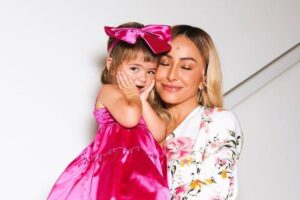 Sabrina flagrou Zoe pintando as unhas