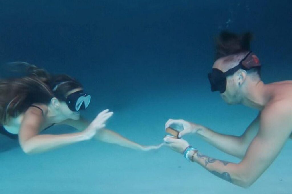 O casal se conheceu em um hotel