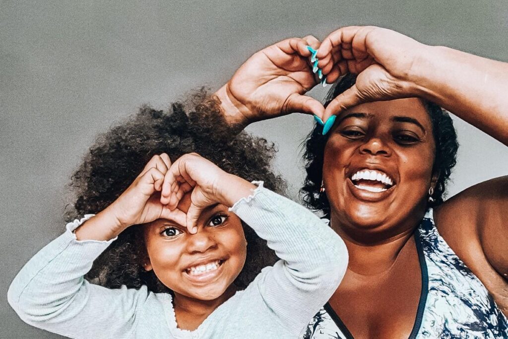 Ao lado do pai da menina, Carol busca ser exemplo para a filha