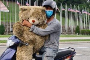 O pai ficou muito contente em poder presentear a filha