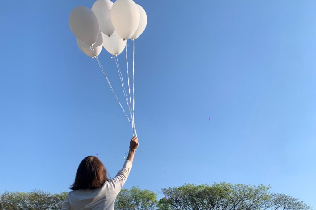 Bruno, à esquerda, e Enrico, à direita, preparam seus desenhos antes de ganharem o céu