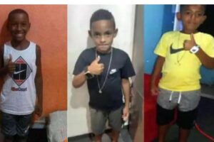 Os meninos saíram para jogar bola