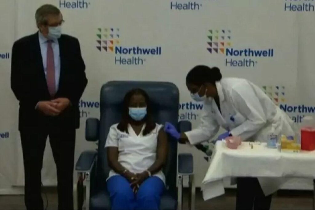 A enfermeira foi a primeira a ser vacinada nos EUA