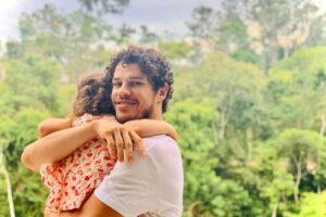 Eles encantaram os fãs ao montarem árvore de Natal