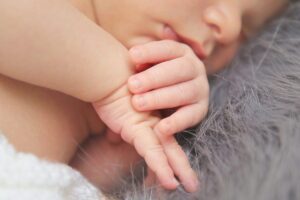 A mãe contou que a irmã sentiu ciúmes da gravidez