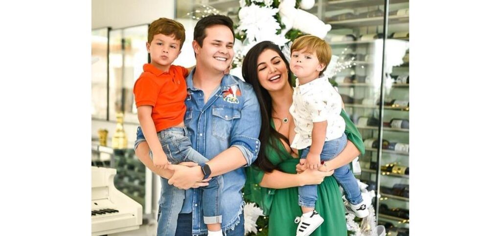 Matheus, ao lado da esposa, Paula Aires, e dos filhos Davi e João Pedro