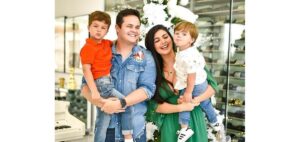 Matheus, ao lado da esposa, Paula Aires, e dos filhos Davi e João Pedro