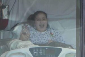 Ela começou a sorrir ao ver os amigos