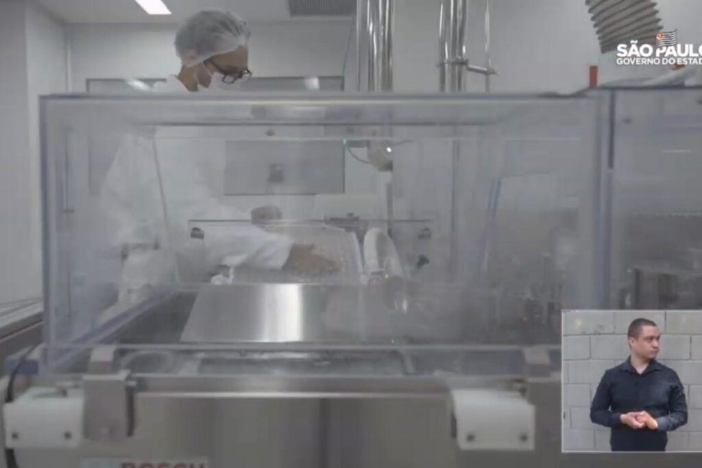 A vacina já começou a ser produzida no Instituto Butantan