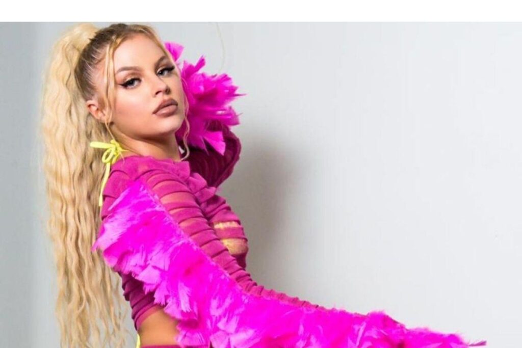 Na publicação ela disse que estaria ‘ensaiando’ uma gestação