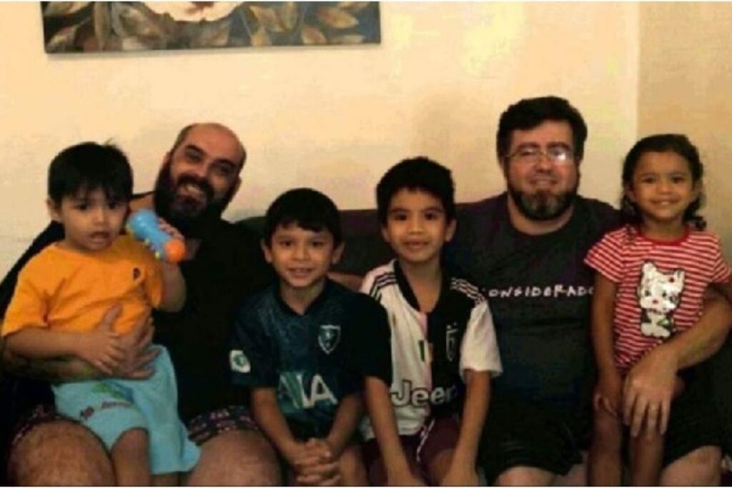 O casal adotou os quatro irmãos