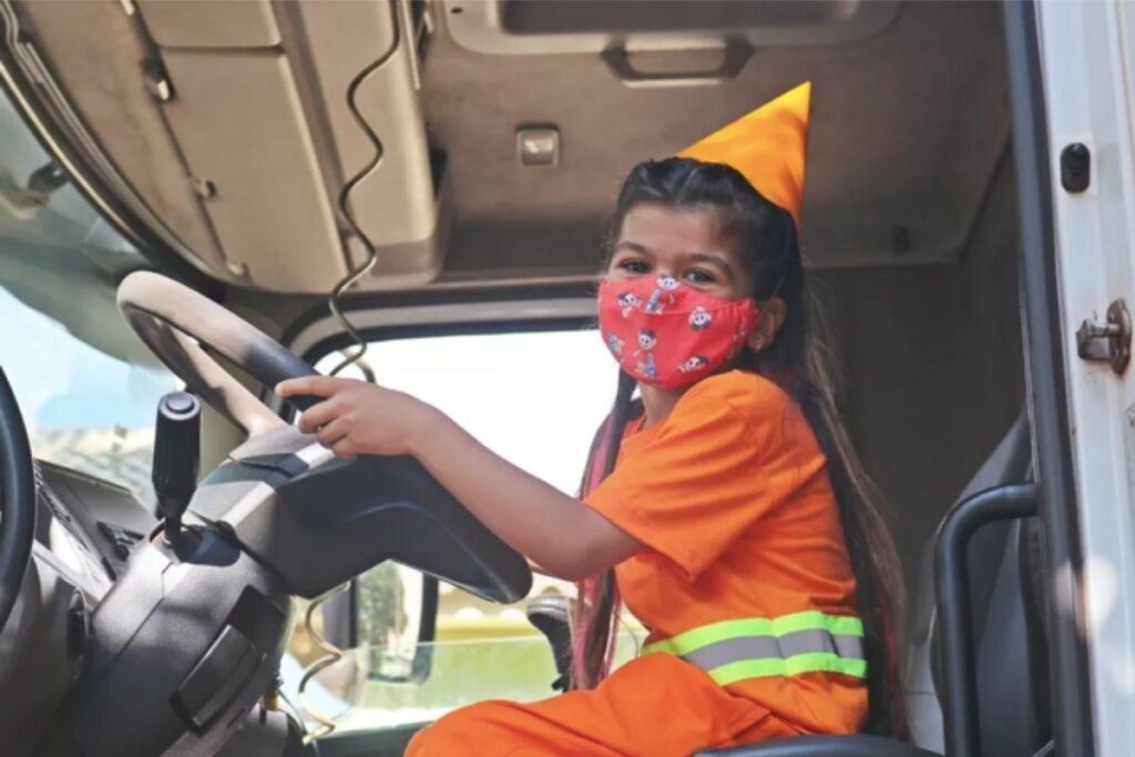 Ela quer ser gari quando crescer