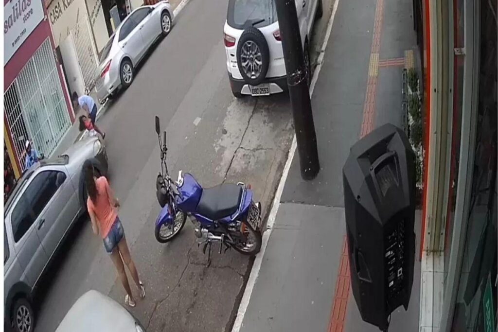 Ele conseguiu tirá-la do local segundos antes do carro