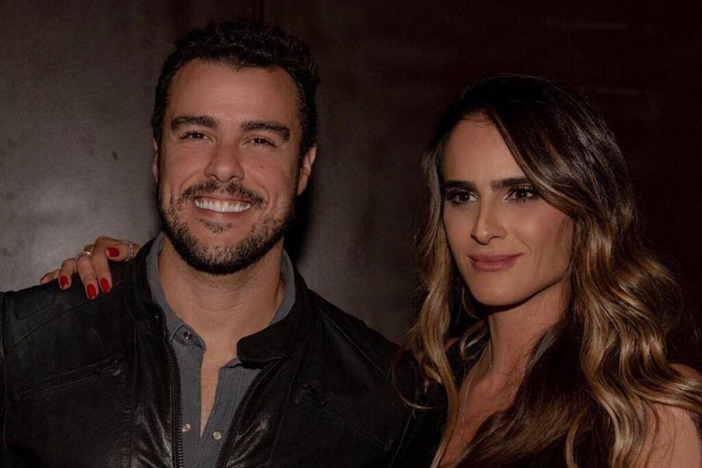 O casal ficou noivo em abril